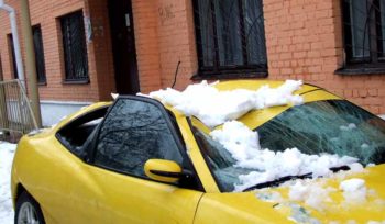 Взыскание ущерба за падение снега на автомобиль