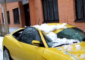 Взыскание ущерба за падение снега на автомобиль